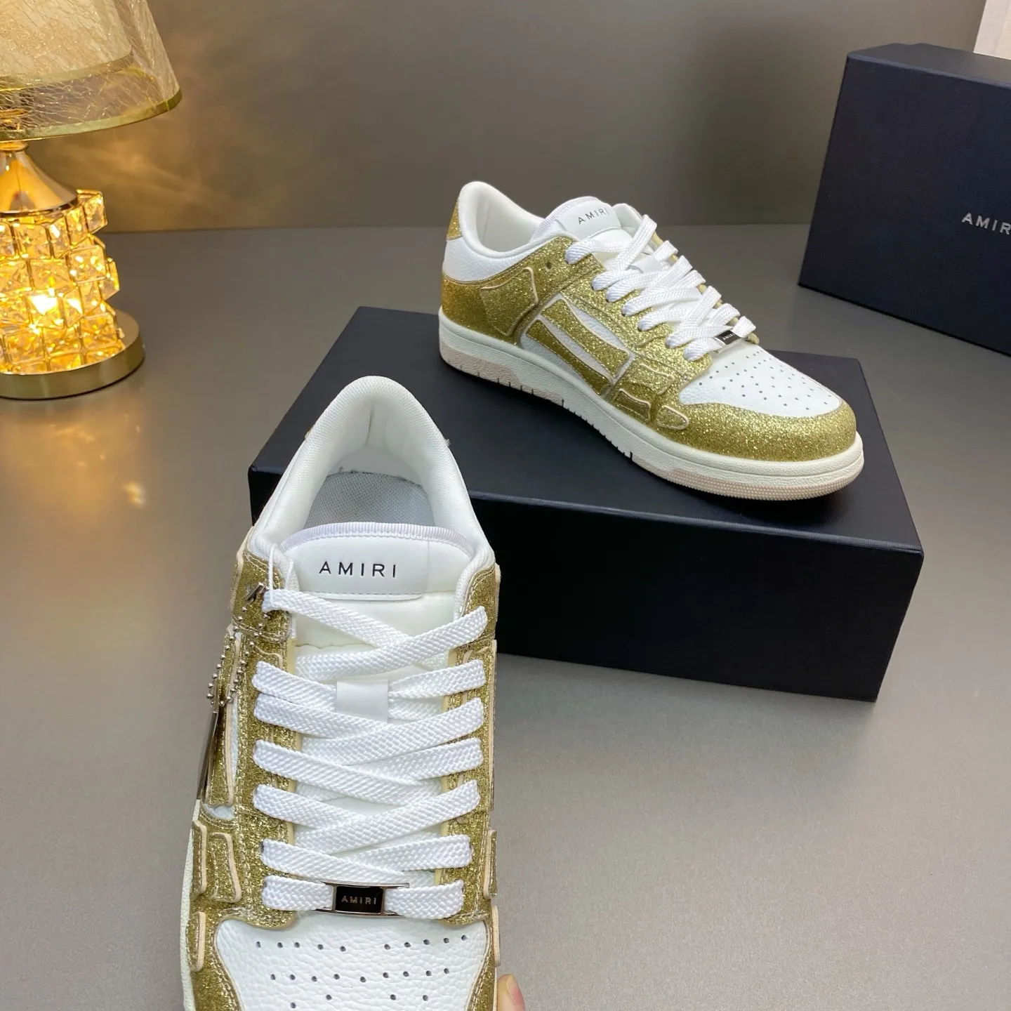 p580🐮🐮AMIRI Couple Style👑 The latest The Pacific Series Couple Style💀🦴Bone Stars Casual Sports Shoes Skateboard Shoes✔️ AMIRI's Pacific shoes are a sneaker that combines luxury and street style. Many celebrities and Internet celebrities have the same style. Its design and workmanship are very exquisite. Made of high-grade cow leather, soft to the touch and highly durable. 💎Fabrics: Original custom imported first-layer cowhide 💎Inner lining: Original customized breathable mesh 💎Foot: Original injection molded one-piece, comfortable, wear-resistant and not tiring for feet 💎Outsole: Original 1:1 molded three-color sole Original outsole 💎Sole thickness: 3CM 💎Size: Female 35-40 Male 39-46 💎Price; Top version 👑Special remarks Remark: (Female size 34 40 . Men's sizes 38 45 46 are customized and cannot be returned or exchanged. Please note when ordering! Thank you🤝🤝